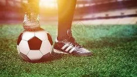 杜兰特遭判罚技犯抗议，再以三分球回应。